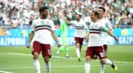 Carlos Vela celebrando el gol de México.